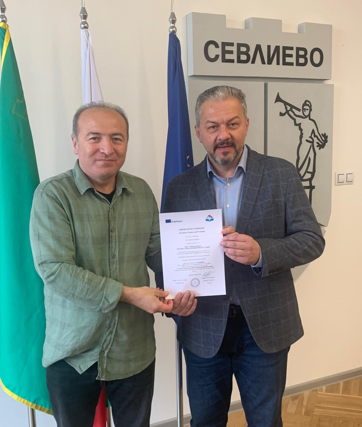 Кметът на Севлиево д-р Иван Иванов връчи сертификати на педагози от чужбина, които успешно завършиха обучение по програма "Еразъм +"